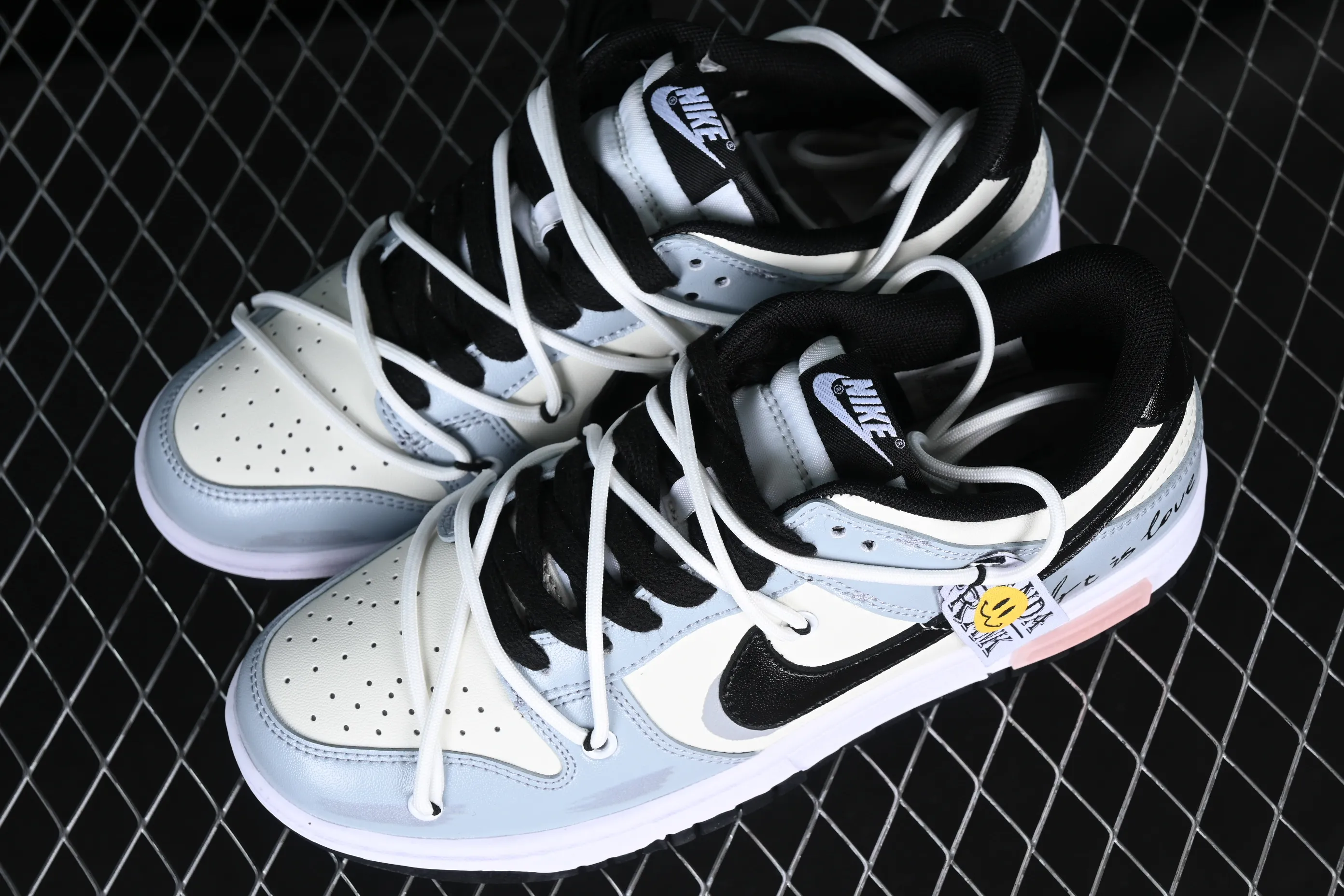 All Categories Nk SB Dunk Series Nk SB Dunk Low Low-top sneakers Customized large box Nk Dunk Low Panda Prank-The Art of Love SB strappy low-top casual sneakers DD1391-100